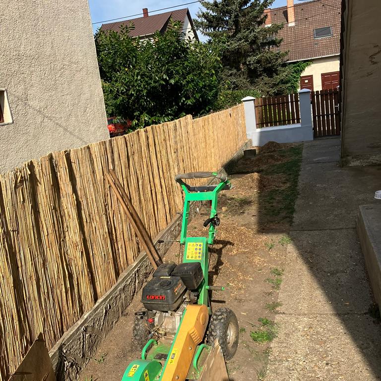 Kézi tuskómaró gép munka közben